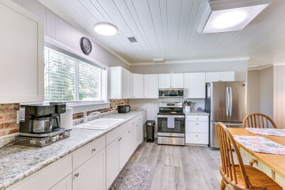 2 Mi to Mashes Sands Beach: Quiet Home w/ Dock!