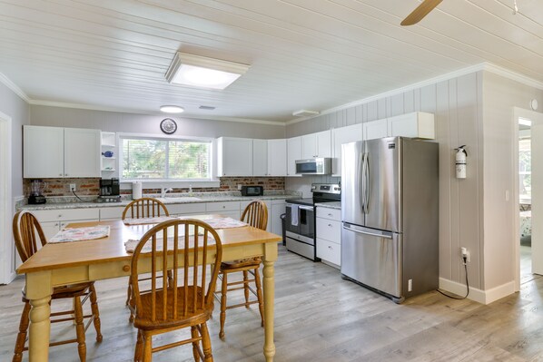 Microwave, oven, stovetop, cookware/dishes/utensils