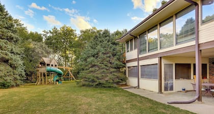 Fort Calhoun Home w/ Screened Porch + Playground!