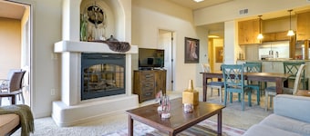 Inviting Las Cruces Condo < 1 Mi to Mesilla Plaza!