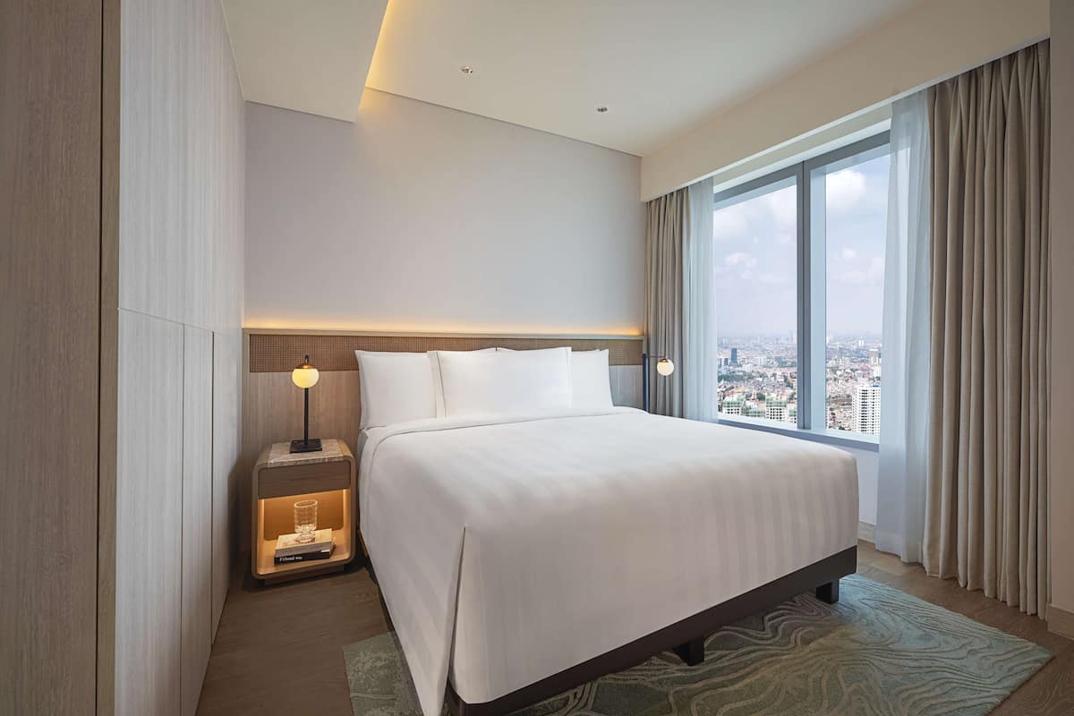 1 Bedroom Suite King | Premium bedding, down duvets, pillow-top beds, in-room safe