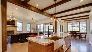 Nhà (5 Bedrooms) | Bếp riêng | Máy rửa bát, ghế cao cho trẻ em, dụng cụ nấu nướng/bát dĩa/dao nĩa 