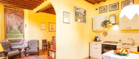 Køleskab, mikrobølgeovn, ovn, kogeplade