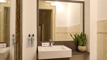 Classic Apartment ( Via Cosimo del Fante 8) | Banheiro | Produtos de toalete grátis, secador de cabelo, bidê, toalhas de banho