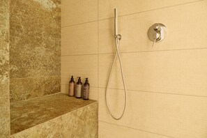 City Apartment (Via Orti 31) | Bathroom | Free toiletries, hair dryer, bidet, towels - Milan Retreats Porta Romana (Milan)