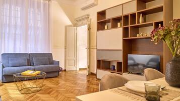 Classic Apartment ( Via Cosimo del Fante 8) | Área de estar | TV de tela plana 40 polegadas com canais digitais