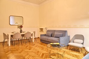 Classic Apartment ( Via Cosimo del Fante 8) | Aire de séjour | Téléviseur à écran plat de 40 po avec télévision numérique