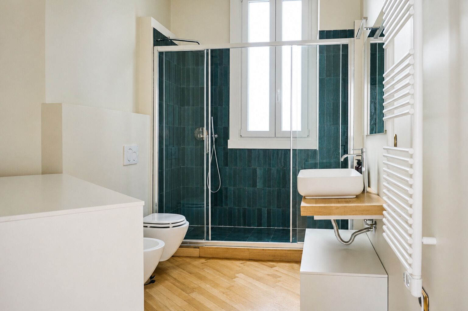 Un baño moderno con ducha, inodoro y lavamanos.