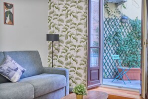 Appartement classique | Aire de séjour | Téléviseur à écran plat de 40 po avec télévision numérique