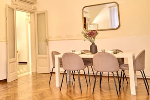 Apartament clàssic | Sala d'estar | Televisor de pantalla plana de 40 polzades amb canals digitals