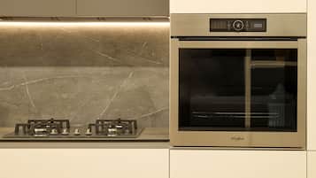 Refrigerador con freezer, microondas, horno, lavavajillas