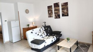 Ein modernes Wohnzimmer mit einer Couch, einem Couchtisch und Wandbildern.