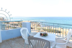 Outdoor dining - Romantica Beach Maisonette with Sea View (Hersonissos)