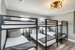 4 bedrooms, iron/ironing board, travel crib, free WiFi