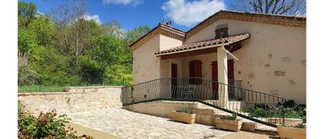 المنشأة من الخارج