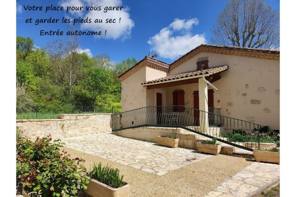 المنشأة من الخارج