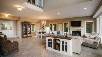 Smart TV, chimenea, futbolito y tenis de mesa