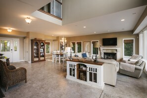 Smart-TV, Kamin, Tischfußball, Tischtennisplatte