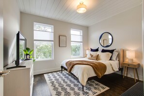 3 bedrooms, iron/ironing board, WiFi, bed sheets - New! Rooftop Views! Beautiful Modern Townhome West Nashville 
 (Nashville)