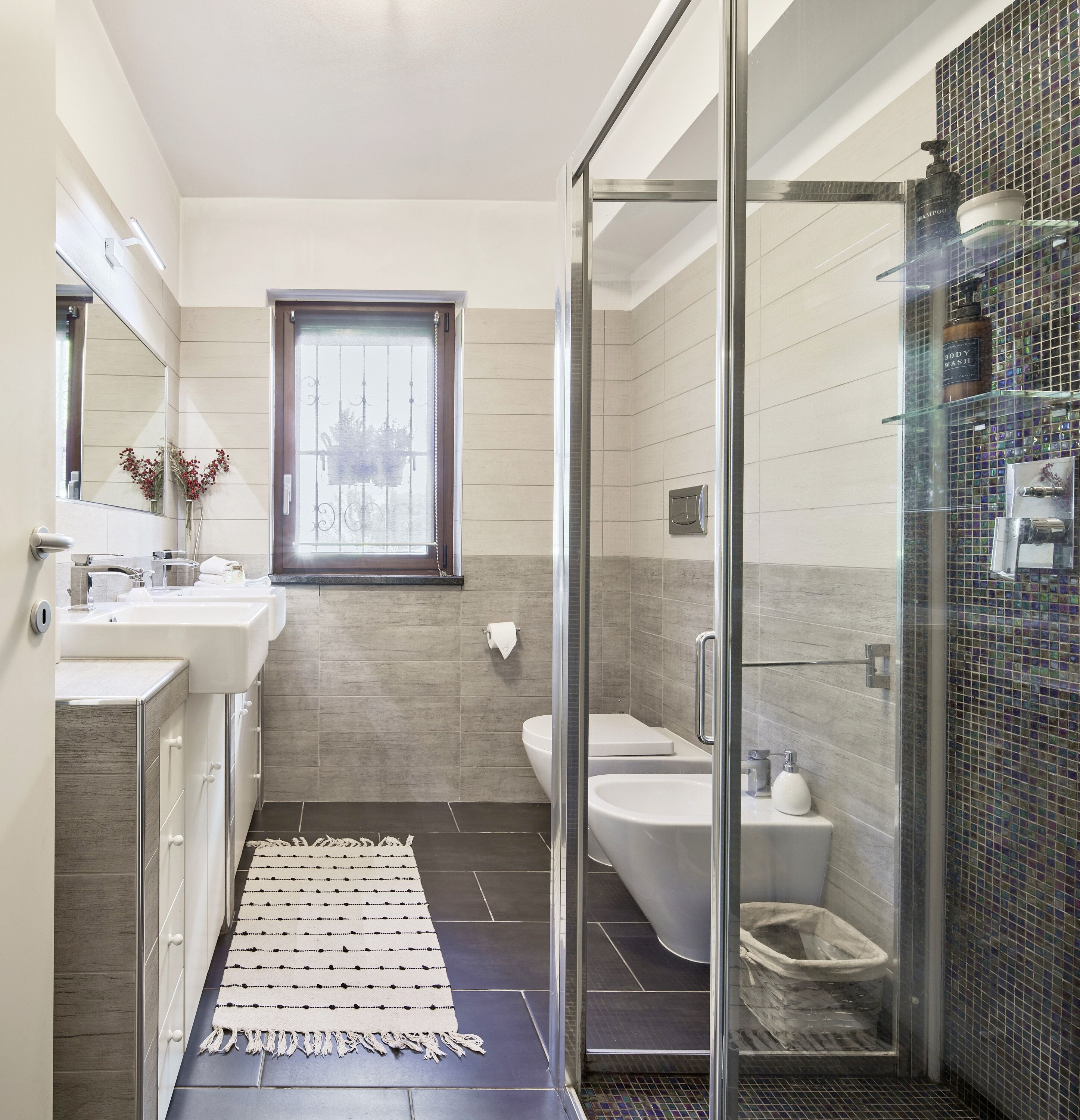 Douche, sèche-cheveux, bidet, serviettes fournies
