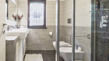 Douche, sĂšche-cheveux, bidet, serviettes fournies
