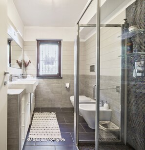 Douche, sèche-cheveux, bidet, serviettes fournies