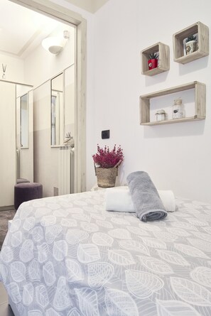 3 bedrooms, desk, iron/ironing board, travel cot