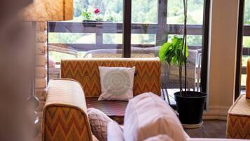 102-cm Smart TV with satellite channels, Netflix, streaming services