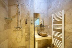Habitación estándar con 1 cama doble o 2 individuales | Baño | Ducha, artículos de higiene personal ecológicos y secador de pelo