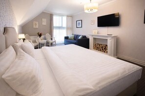 Habitación Premium con 1 cama doble o 2 individuales, vistas a la montaña | Sábanas de algodón egipcio y ropa de cama de alta calidad
