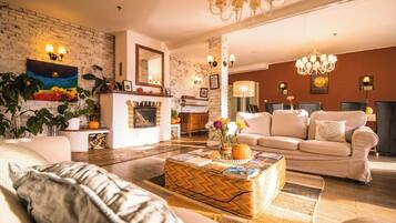 102-cm Smart TV with satellite channels, Netflix, streaming services