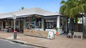 Un bâtiment moderne qui abrite un café appelé « Percolate » et une enseigne pour « Açaí ».