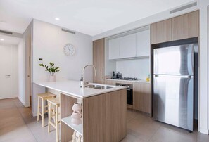 Réfrigérateur, four à micro-ondes, un four, surface de cuisson