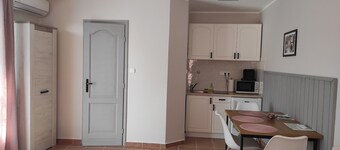 Csendes kis Földszinti Apartman, Pároknak - Termálfürdő 3 Perc Autóval