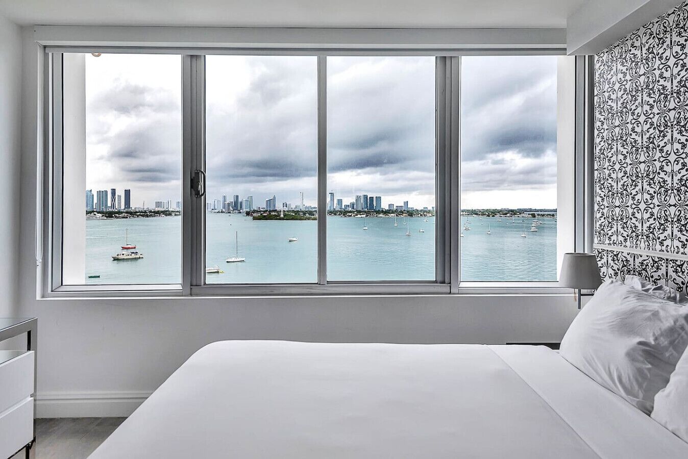 办公桌、熨斗/熨衣板、旅行婴儿床、WiFi