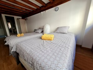 2 多间卧室、办公桌、熨斗/熨衣板、旅行婴儿床