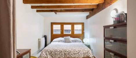 2 Schlafzimmer, Schreibtisch, Bügeleisen/Bügelbrett, Reisekinderbett