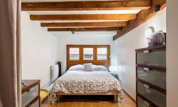 2 Schlafzimmer, Schreibtisch, Bügeleisen/Bügelbrett, Reisekinderbett