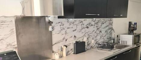 Kjøleskap, mikrobølgeovn, ovn og kokeplater