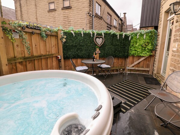 Outdoor spa tub - The Groom's House (Buxton)