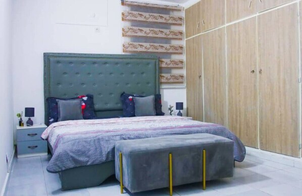 4 bedrooms, iron/ironing board, WiFi, bed sheets