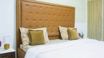 4 habitaciones, tabla de planchar con plancha, wifi y ropa de cama