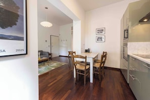 Apartamento Confort | Cocina privada | Frigorífico, microondas, horno y placa de cocina