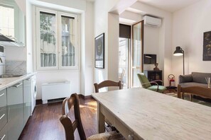 Comfort Apartment | Private kitchen | Fridge, microwave, oven, stovetop - Poliziano Apartment by Mmega (Florence)