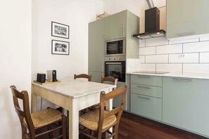 Apartamento Confort | Cocina privada | Frigorífico, microondas, horno y placa de cocina