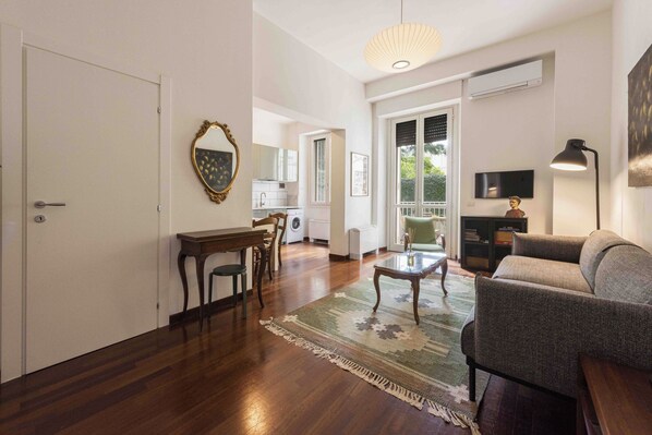 Comfort Apartment | Living area | 40-inch flat-screen TV with digital channels - Poliziano Apartment by Mmega (Florence)