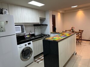 Refrigerador, microondas, horno y parrilla de estufa