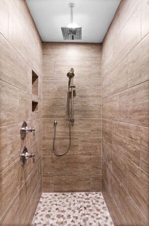 Badewanne, Haartrockner, Handtücher