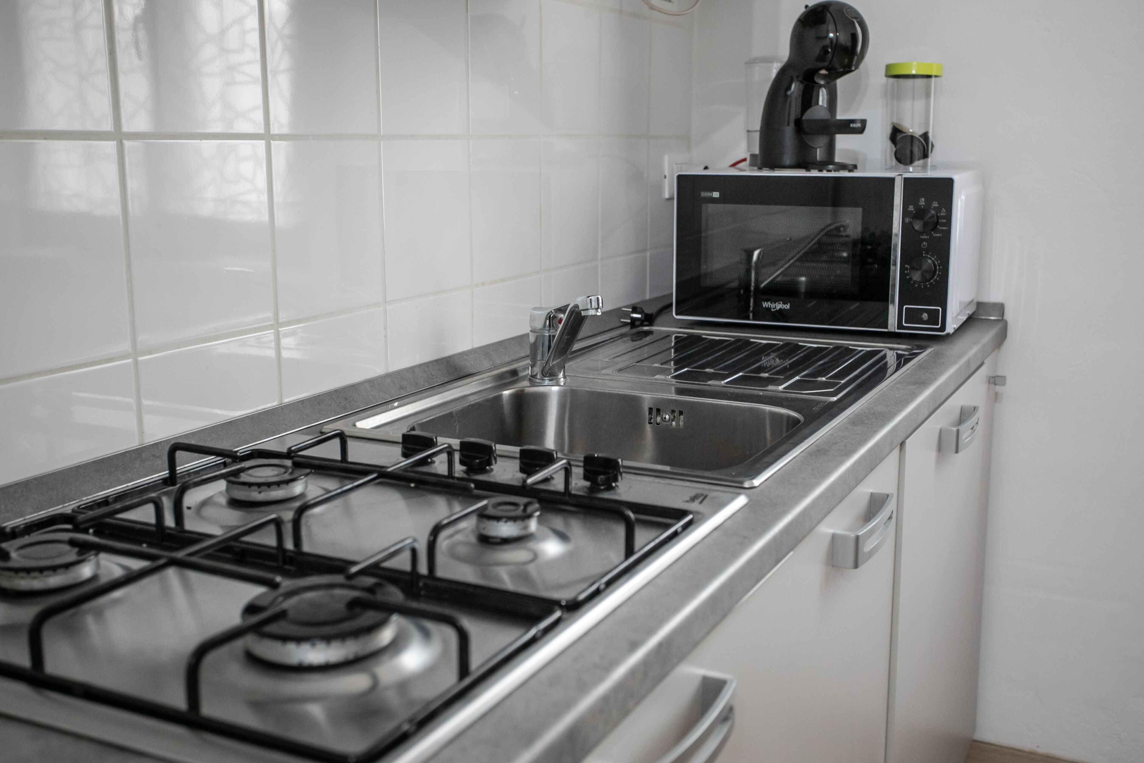 Ofen, Herdplatte, Wasserkocher mit Kaffee-/Teezubehör