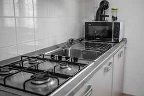 Ofen, Herdplatte, Wasserkocher mit Kaffee-/Teezubehör